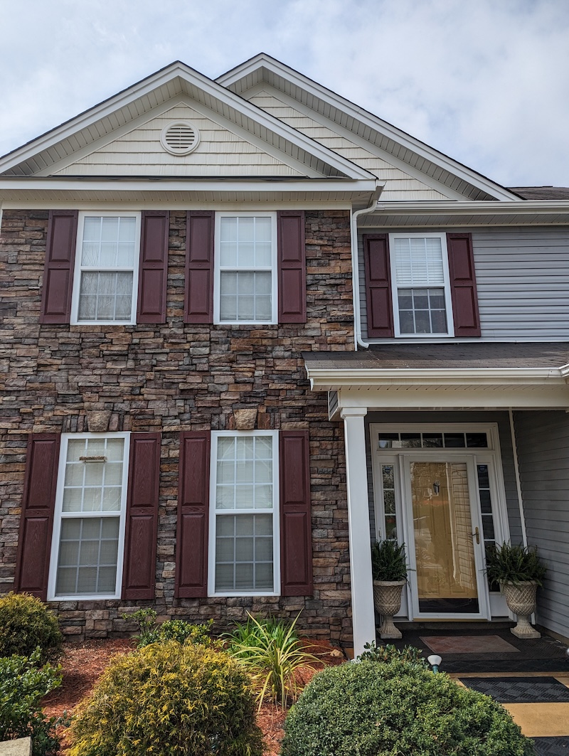 Vinyl and Rock Residential Cleaning With Carpeted Patio 